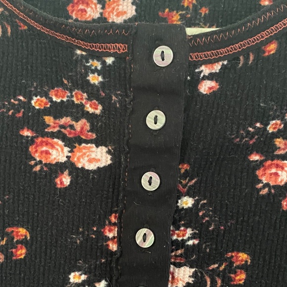 Sundance Black Floral Thermal Henley Long Sleeve Top Shirt Size Medium - Picture 3 of 5